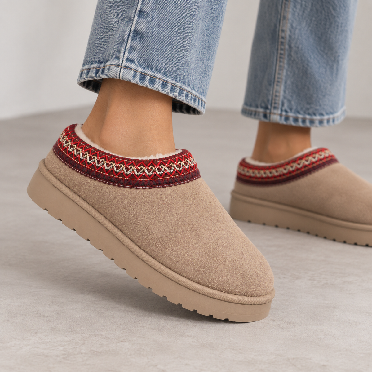 Women’s Suede Clogs with Warm Fur Lining – Casual Winter Footwear, Slip-On Comfort